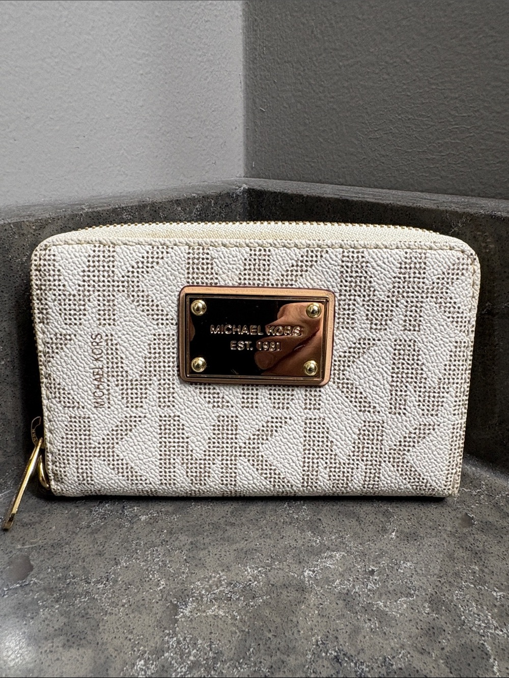 Michael Kors Jet Set Travel Signature Logo Zip-Around Wallet - Vanilla